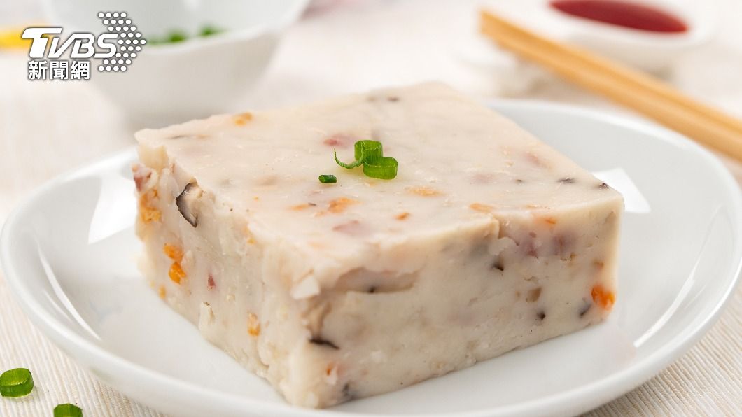 傳統習俗中,吃蘿蔔糕可帶來好彩頭。(示意圖/shutterstock達志影像)