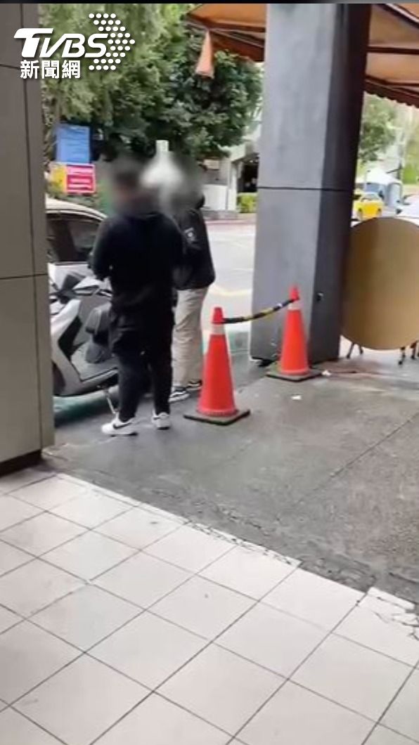 快遞配合員警和車手面交。(圖/TVBS)