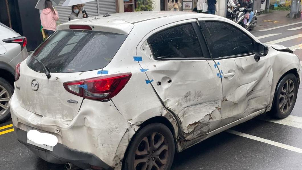 Mazda2的右側被撞的亂七八糟。(圖/翻攝自路上觀察學院臉書)