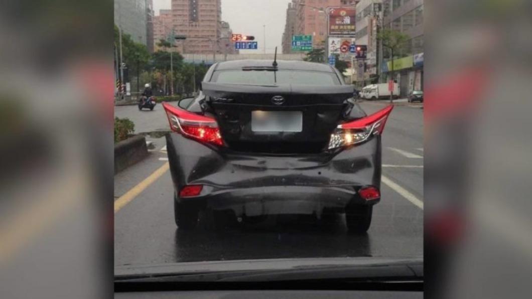 黑色Vios的車尾被撞到猶如「蝙蝠俠」。(圖/翻攝自路上觀察學院、爆料公社臉書)