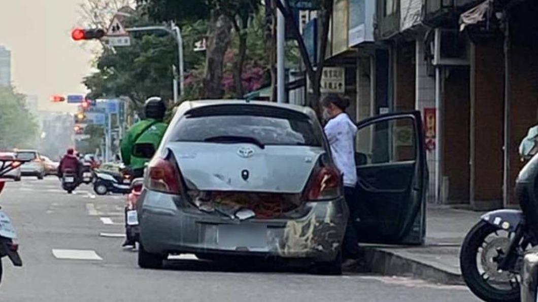 後保險桿掉落的Yaris。(圖/翻攝自路上觀察學院臉書)