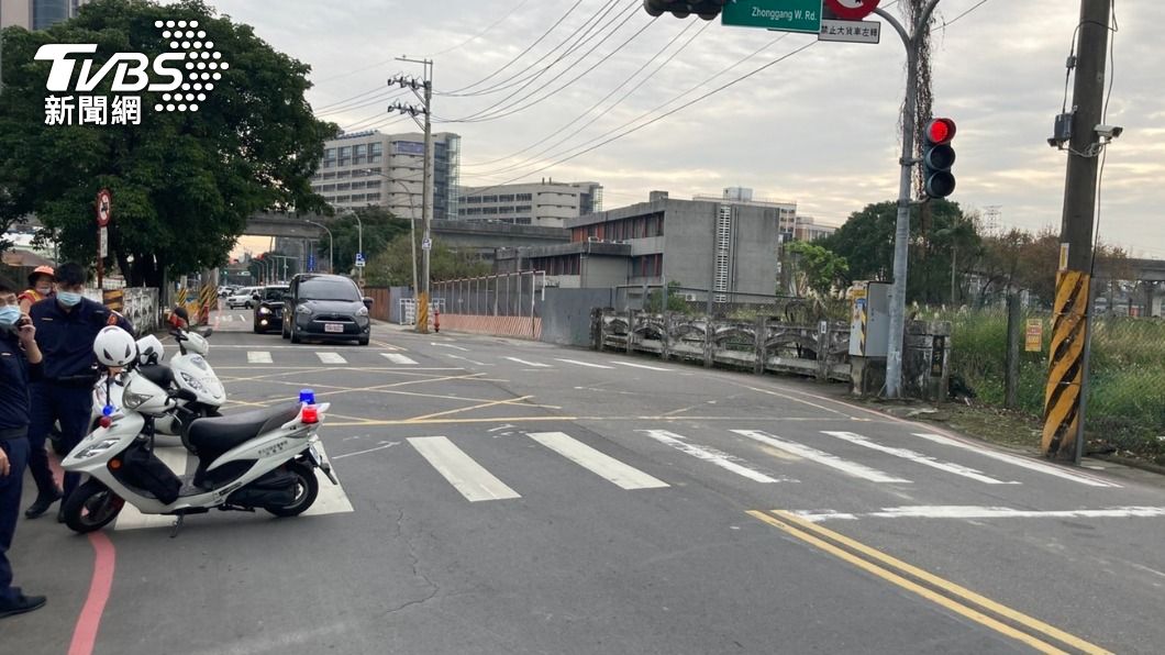 轄區警方趕抵事發現場。(圖/TVBS)