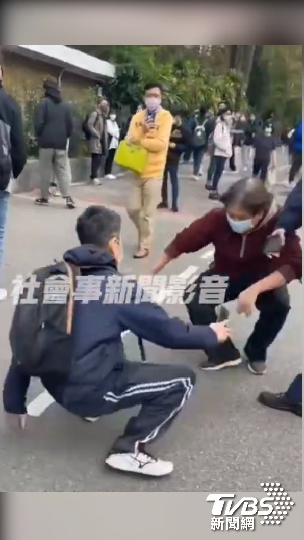 運將和檢舉人都倒地。(圖/翻攝社會事新聞影音)