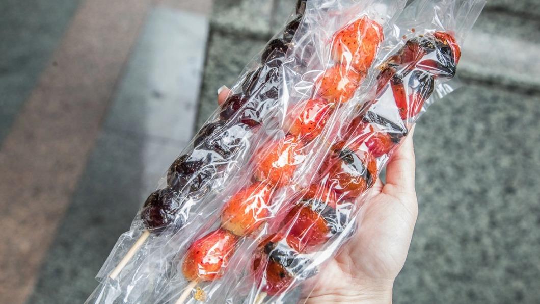 這家店的糖葫蘆便宜到令人訝異，最低才25元。（圖／大手牽小手玩樂趣提供）