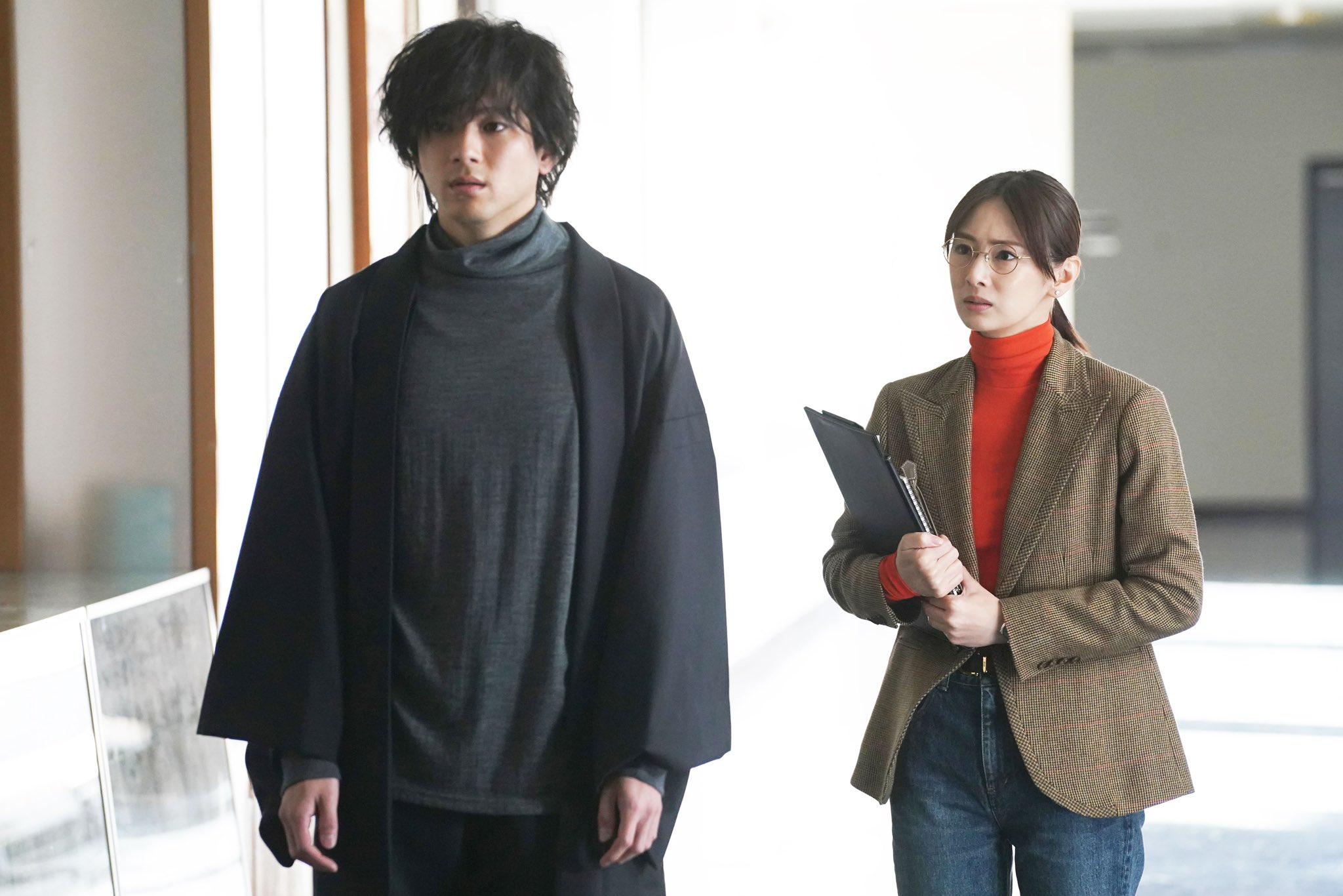 北川景子(右)與狂氣滿滿的山田裕貴(左)同台演出。(圖/翻攝自戲劇官方推特)