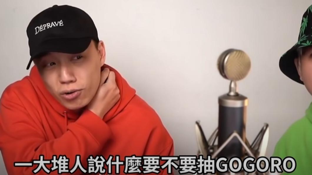 Toyz和謝和弦開直播，留言區被狂刷「要不要抽Gogoro」。（圖／翻攝自廢片亂剪 Youtube）