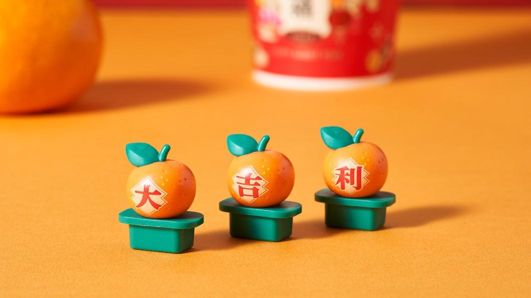 購買「大吉大利柑橘風味拿鐵」免費送「立體橘子杯塞」。(圖/7-11提供)