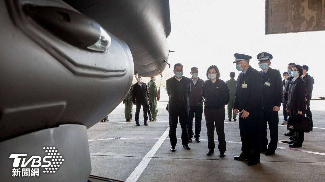 總統蔡英文在官員陪同下視察F-16戰鬥機。(圖/達志影像美聯社)