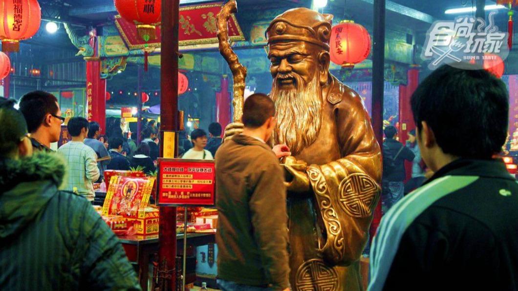 向土地公說明來意後,能夠摸元寶招財。(圖/食尚玩家)