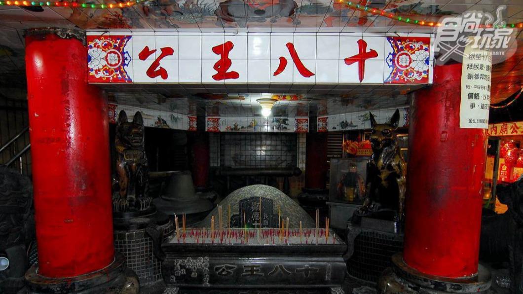 十八王公參拜,可以用菸代香拜。(圖/食尚玩家)