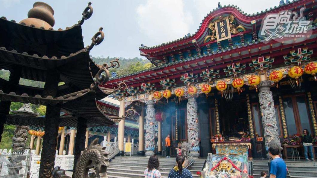 天地堂地母廟乾元殿供奉3尊神明。(圖/食尚玩家)