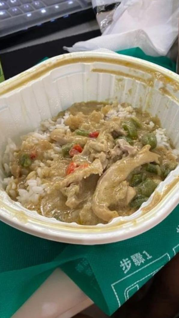 原PO在打開「泰式綠咖哩飯」後,被內容份量嚇傻。(圖/翻攝自Dcard)