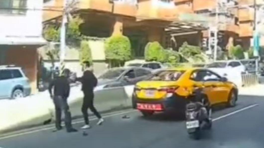 民眾向警方報案後,員警趕抵現場兩人已離開。(圖/翻攝自社會事新聞影音)