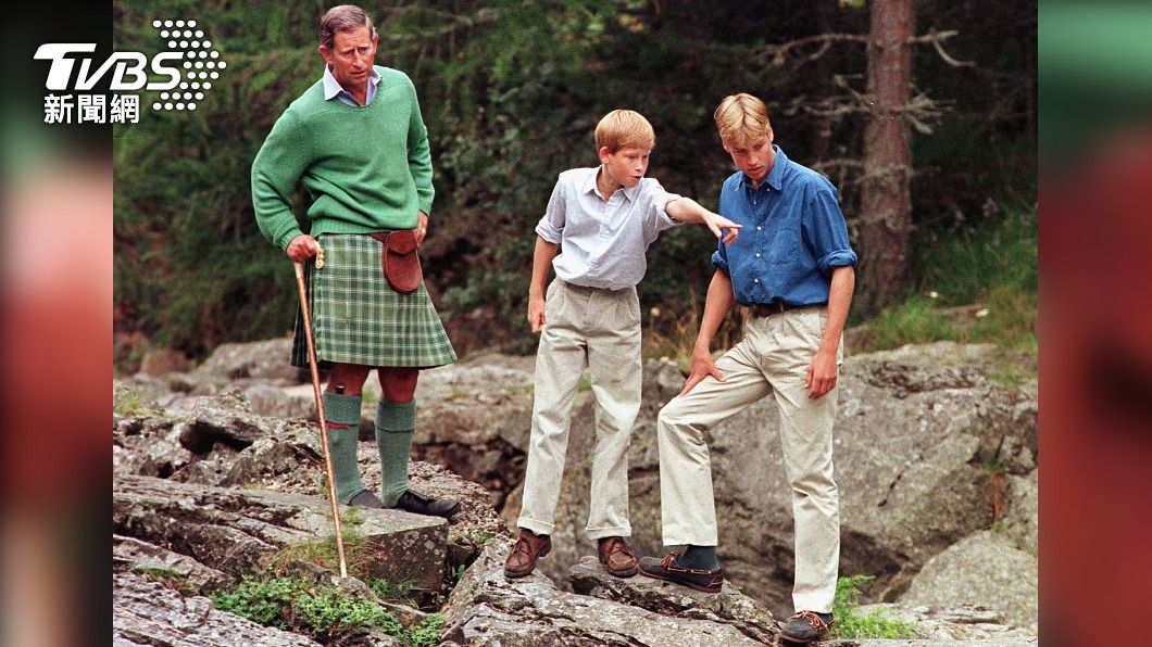 查爾斯與兒子威廉、哈利於巴爾莫勒爾堡（Balmoral Castle）度假。（圖／達志影像路透社）