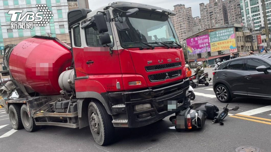 疑大車視線死角釀禍! 水泥預拌車「險輾過機車騎士」