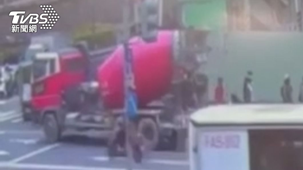 水泥預拌車在路口要轉彎。（圖／TVBS）