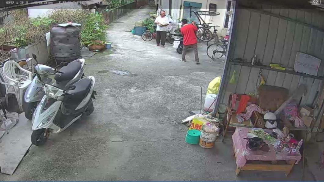 張男想拿腳踏車攻擊小叔。(圖/翻攝自爆料公社)