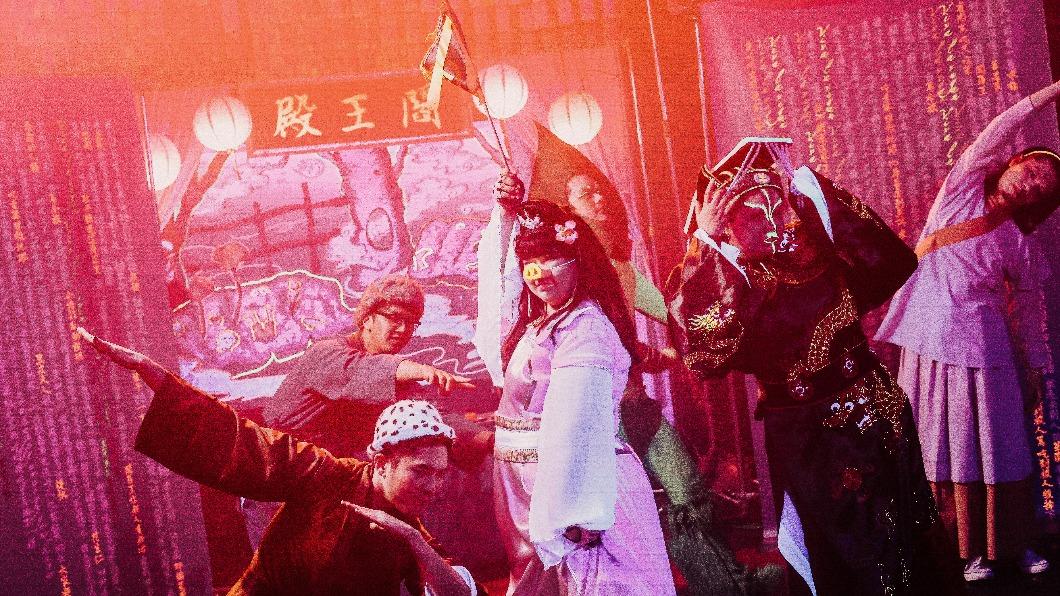 樂團成員認了有變裝癖 掛「豬鼻子」狂挖背後原因曝光
