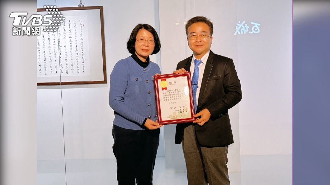 林榮森幼年曾接受家扶幫忙，作品義賣回饋，南投家扶中心魏季李主任頒發感謝狀。