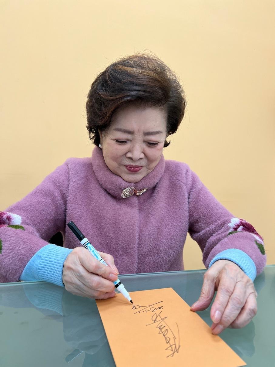 陳淑芳為新書親筆簽名,希望能傳遞給讀者滿滿的心意。(圖/遠流台灣館提供)