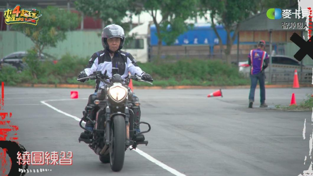 在熟悉車輛狀況、油門控制、煞車控制後,邰哥與蔡哥終於進入到考照關卡練習。(圖/翻攝自YT 木曜4超玩)