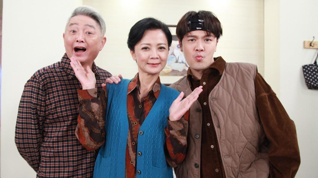 (圖左起)李國超、高欣欣、黃文星在民視《市井豪門》演出逗趣的一家人。(圖/民視提供)