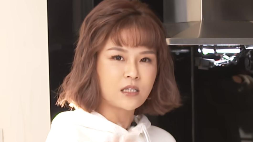 丟丟妹被發現臉怪怪的。(圖/翻攝自樓頂揪樓下臉書)