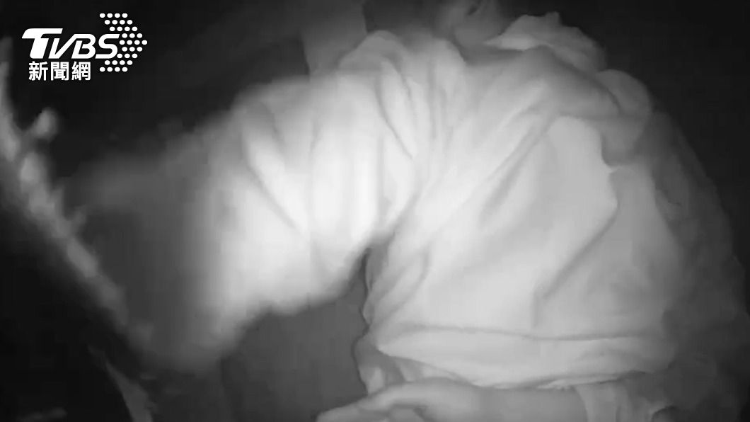 警方將范姓通緝犯壓制逮捕。（圖／TVBS）