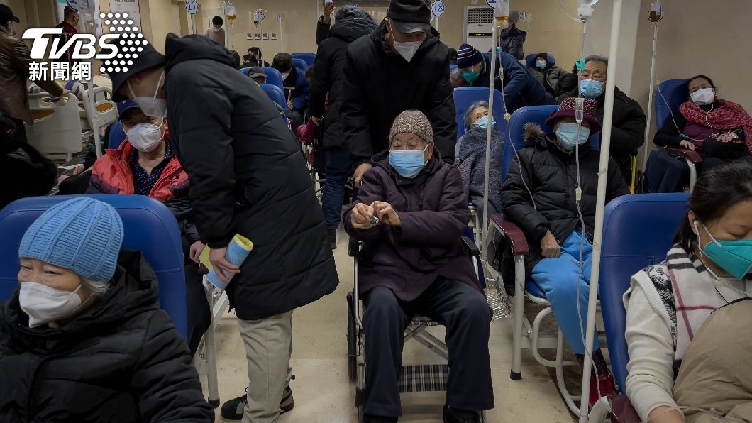 中國在2022年12月防疫鬆綁後,不少染疫者出現嚴重病徵,甚至出現白肺症。(圖/達志影像美聯社)
