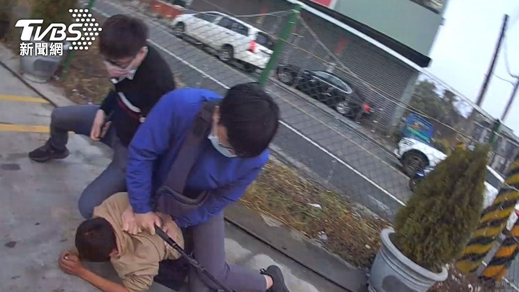 林男被壓制在地。（圖／TVBS）