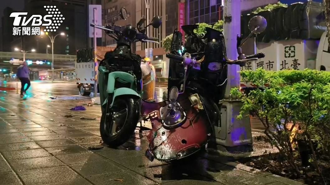 路邊兩輛機車被撞爛。(圖/TVBS)