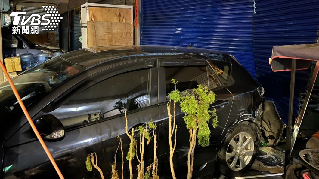 高雄這店5天被砸2次 少年仔倒車撞鐵門 警:2案沒關聯