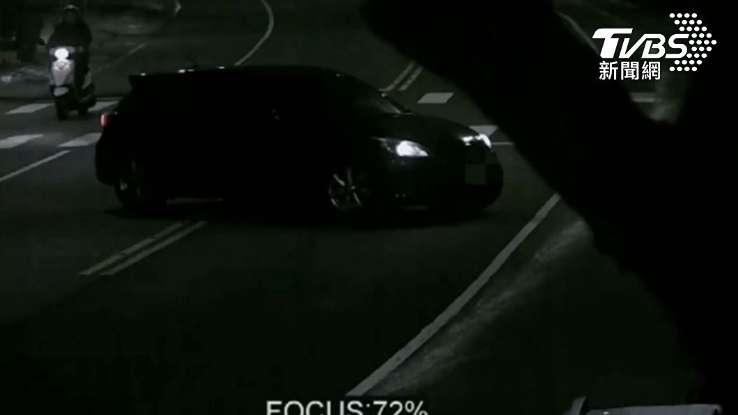 王嫌倒車撞鐵門。(圖/TVBS)