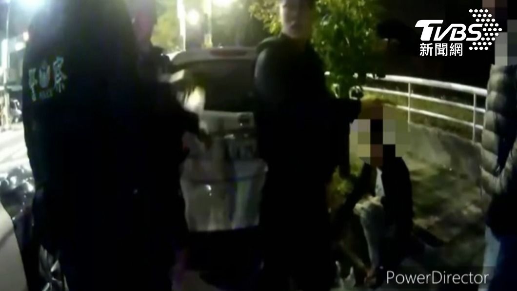 警方當場逮捕2嫌。(圖/TVBS)