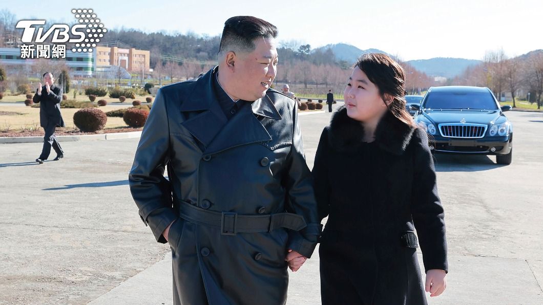 金正恩與愛女金珠愛一同出席正式活動。(圖/達志影像美聯社)