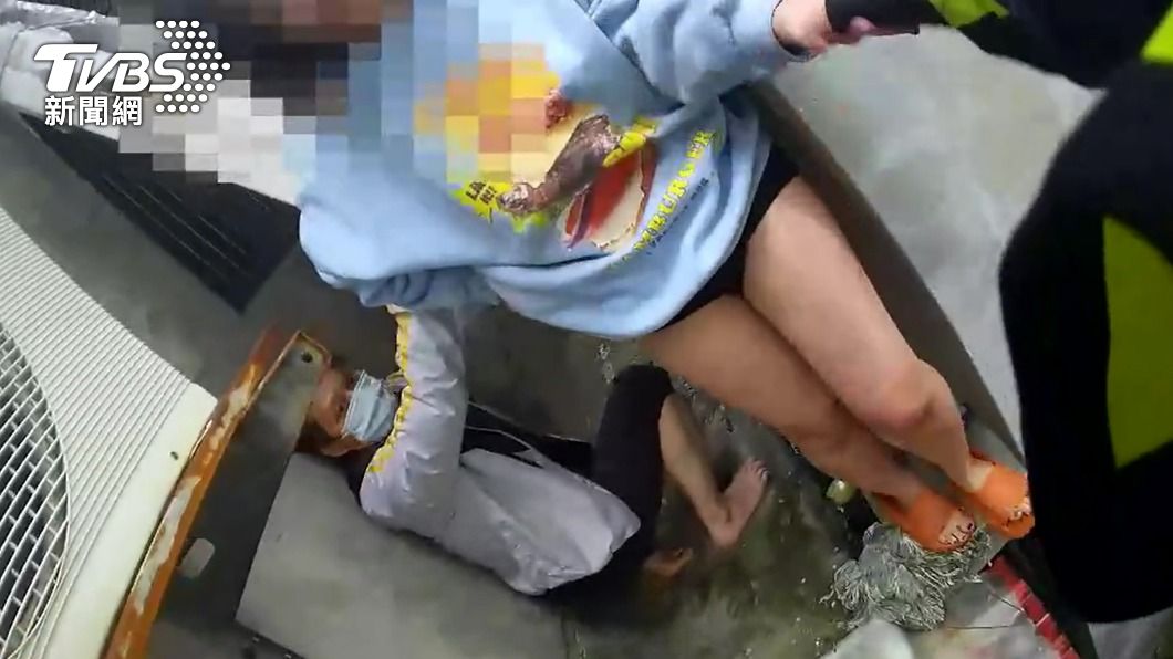 北投勇警奮不顧身衝火場 架梯扛出受困女子