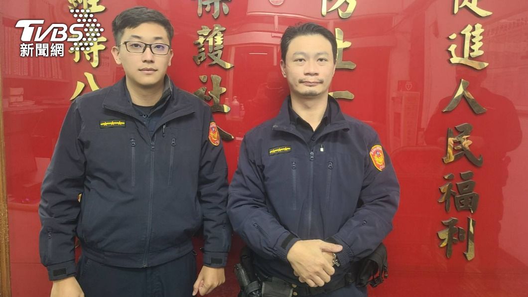 北投分局關渡派出所警員陳翰德(左)、警員侯辰儒(右)熱心救人。(圖/TVBS)