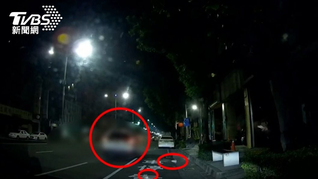 車殼噴到公車停等區。(圖/TVBS)