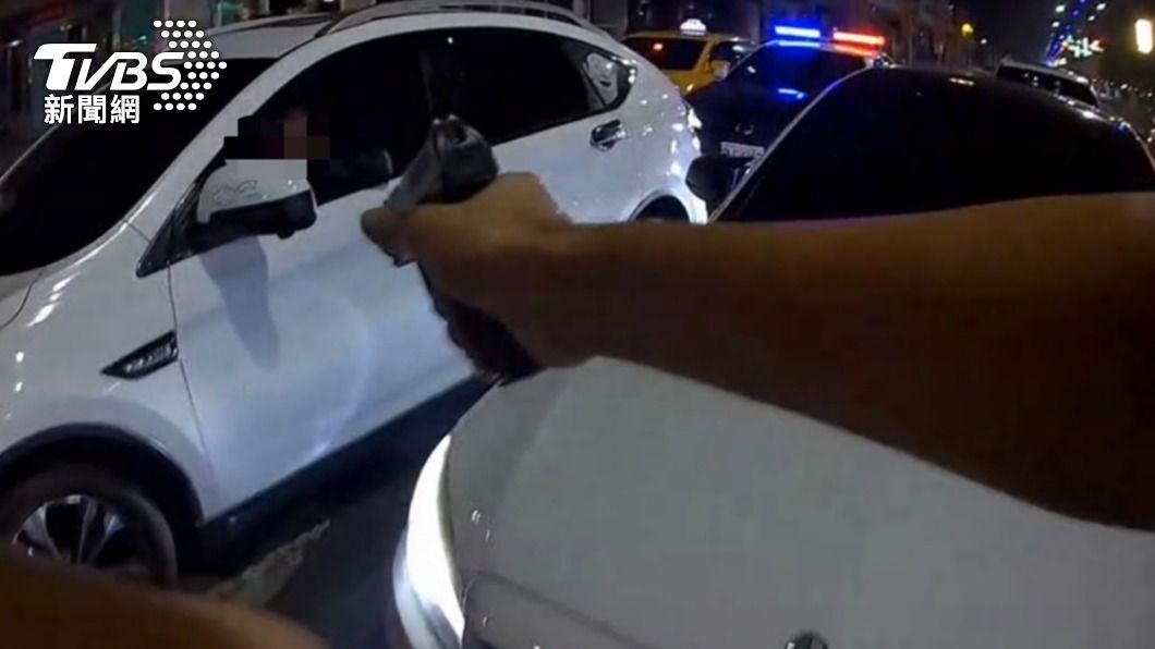員警拔槍喝令下車。(圖/TVBS)