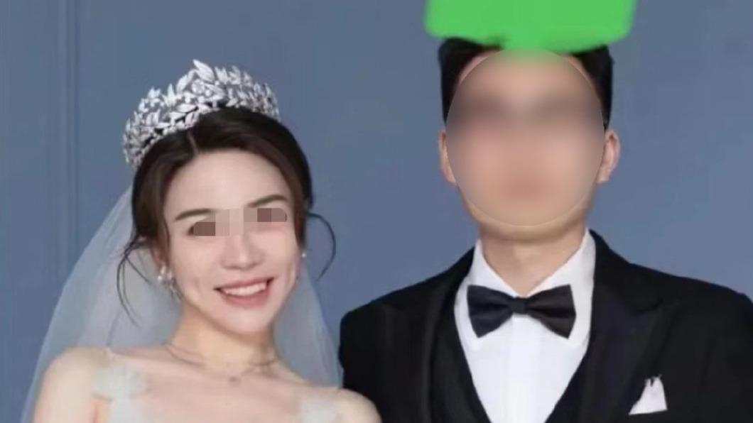 廣陵區商務局戴姓副局長與丈夫在2021年5月結婚,當時還拍下許多甜蜜婚紗照。(圖/翻攝自《微博》)