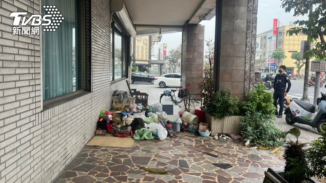 學生等校車驚見遊民吐血陳屍騎樓　警相驗：已死一段時間