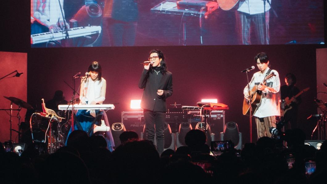 「麋先生」主唱聖皓擔任脆樂團演唱會嘉賓,3人更合唱〈嗜愛動物〉。(圖/好多音樂提供)