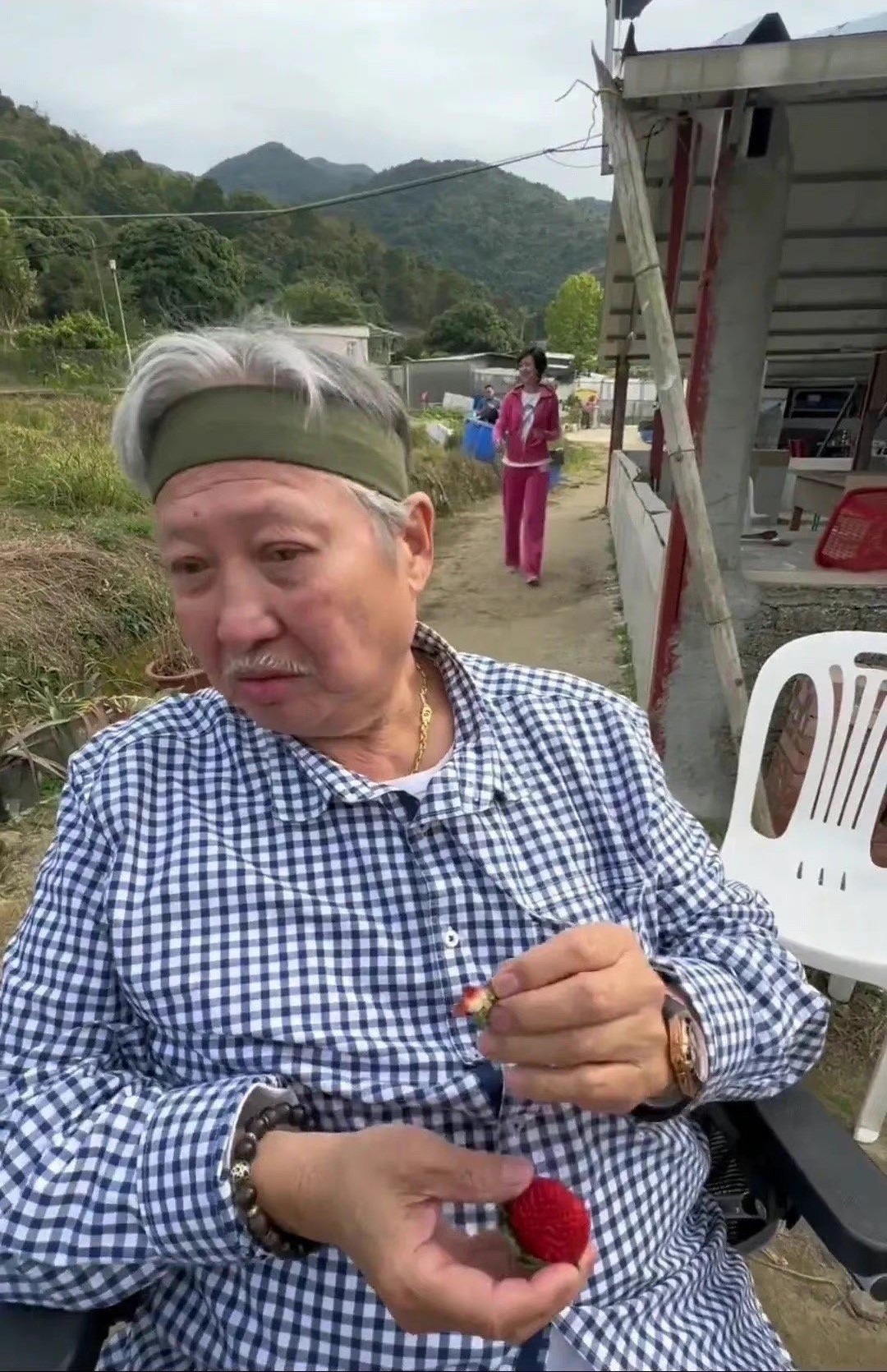 洪金寶瘦了許多。(圖/翻攝自微博)