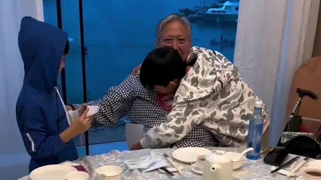 孫子撒嬌抱著,讓洪金寶笑得合不攏嘴。(圖/翻攝自微博)