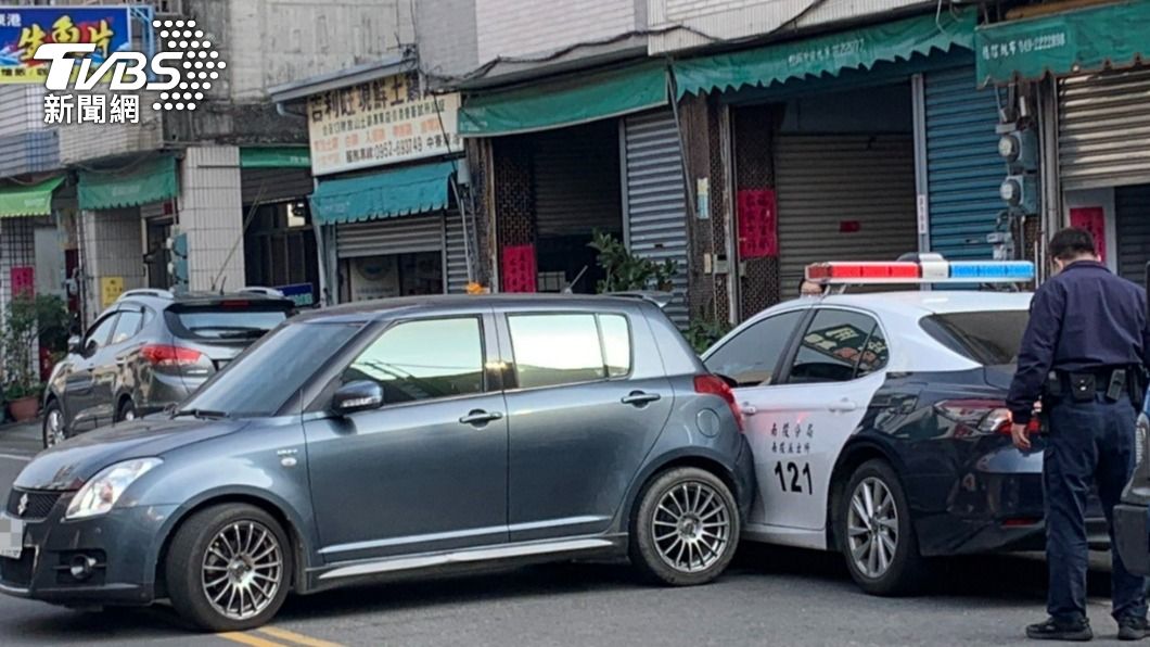 求心理陰影面積?員警臨停值勤 下秒24歲女撞凹警車