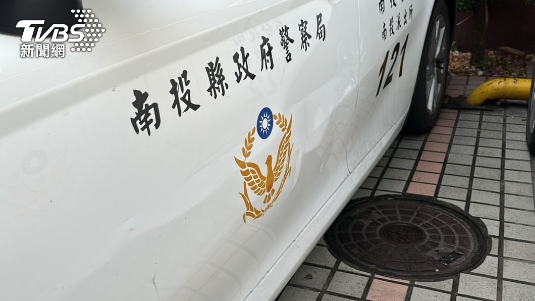 巡邏車車身板金受損。(圖/警方提供)