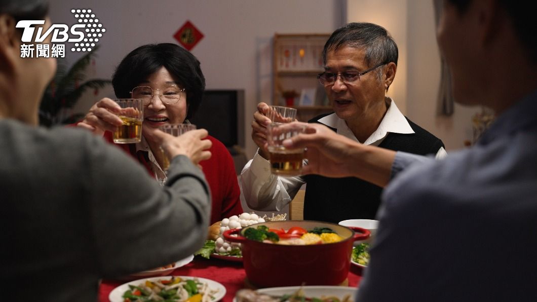 年夜飯吃太飽,血壓恐飆高。(示意圖/shutterstock達志影像)