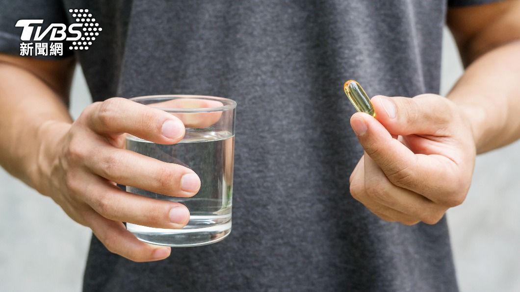 魚油雖有許多健康益處,但要注意不要攝取過量。(示意圖/shutterstock達志影像)