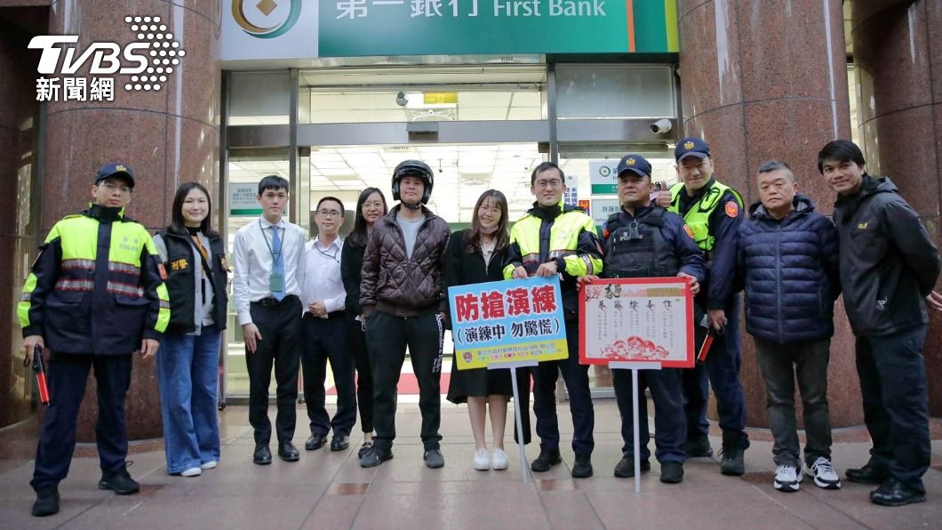 年前警察機關防搶演練。(圖/TVBS)