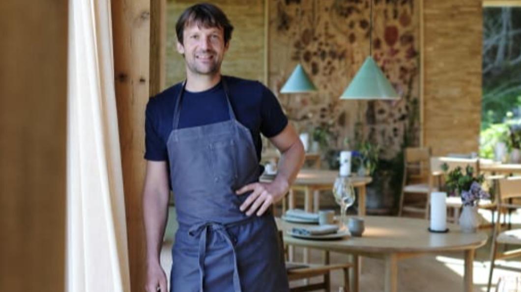 「Noma」主廚雷哲畢（René Redzepi）透露餐廳將在2024年轉型成實驗性廚房「Noma 3.0」。（圖／翻攝自《CNN》）